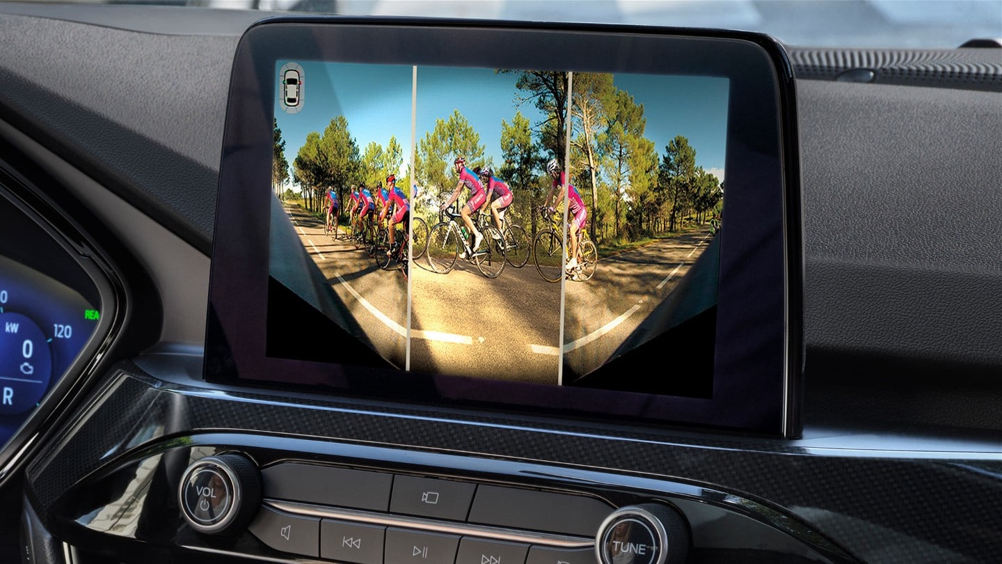 Ford Kuga. Vue de l’intérieur, caméra avant activée avec technologie «Split View» dans l’écran Ford SYNC 3