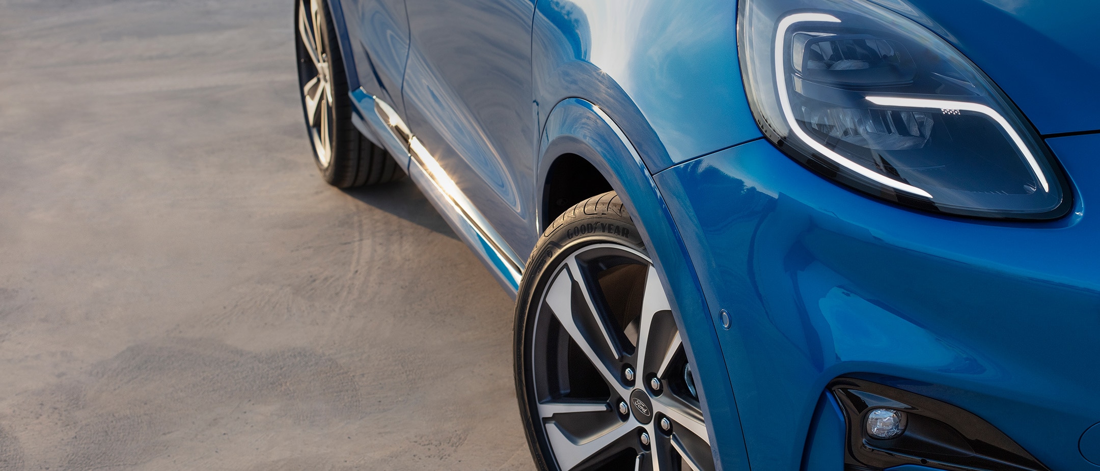 Ford Puma couleur bleue, vue de face aux trois quarts, vue détaillée des phares et des roues