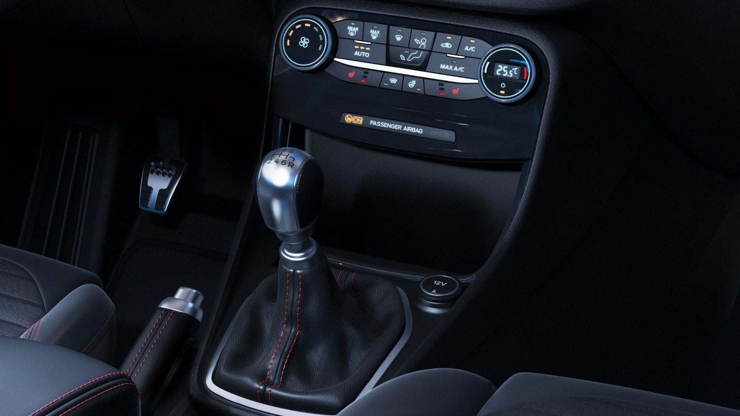 Ford Puma. Vue détaillée sur la console centrale avec commandes de climatisation