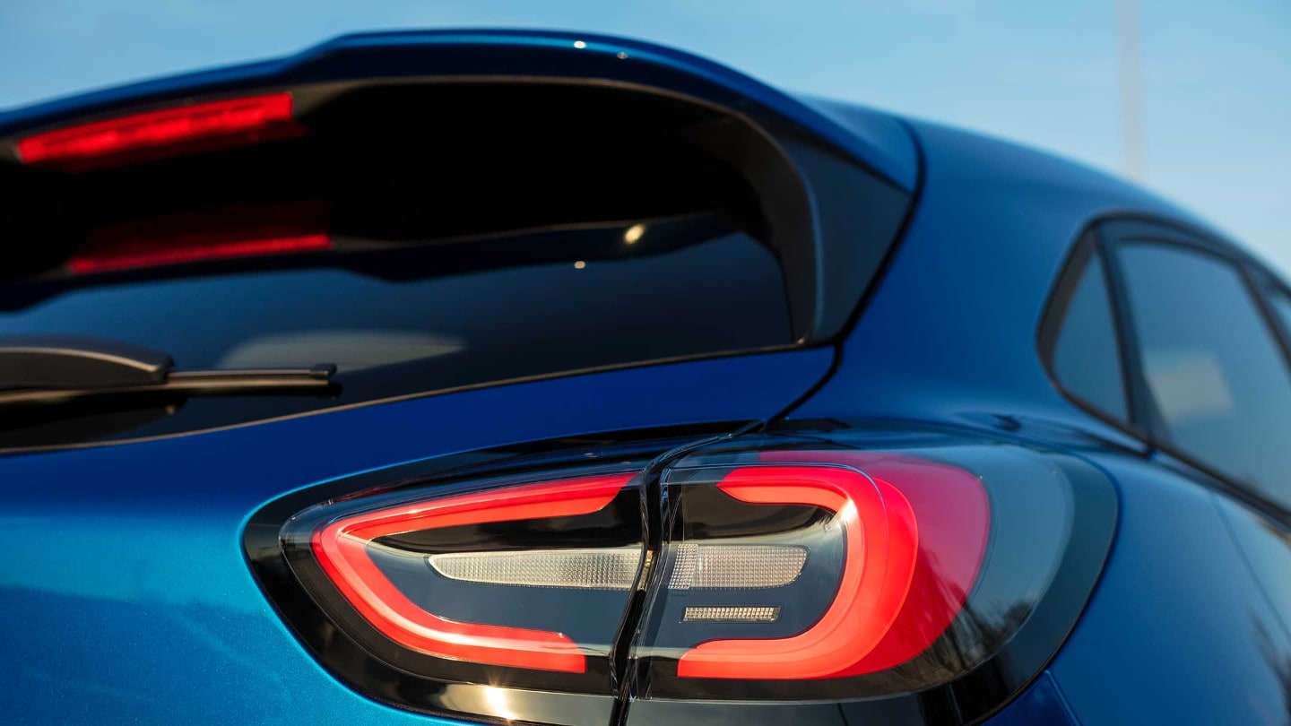 Ford Puma ST-Line X couleur bleue, vue détaillée de l’arrière sur le becquet.