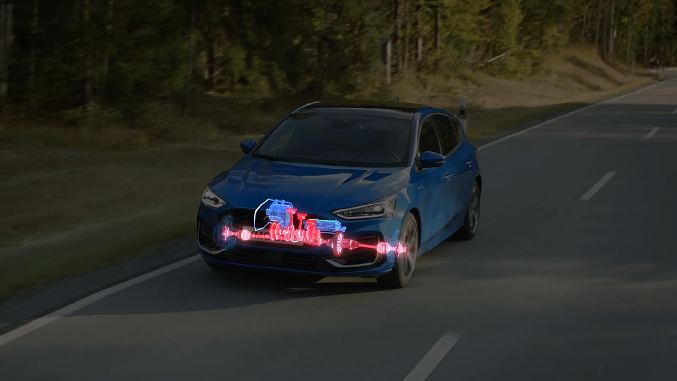 Ford Focus couleur bleue. Vue de face aux trois quarts, roulant sur une route de campagne. Visualisation de la motorisation EcoBoost Mild Hybrid.