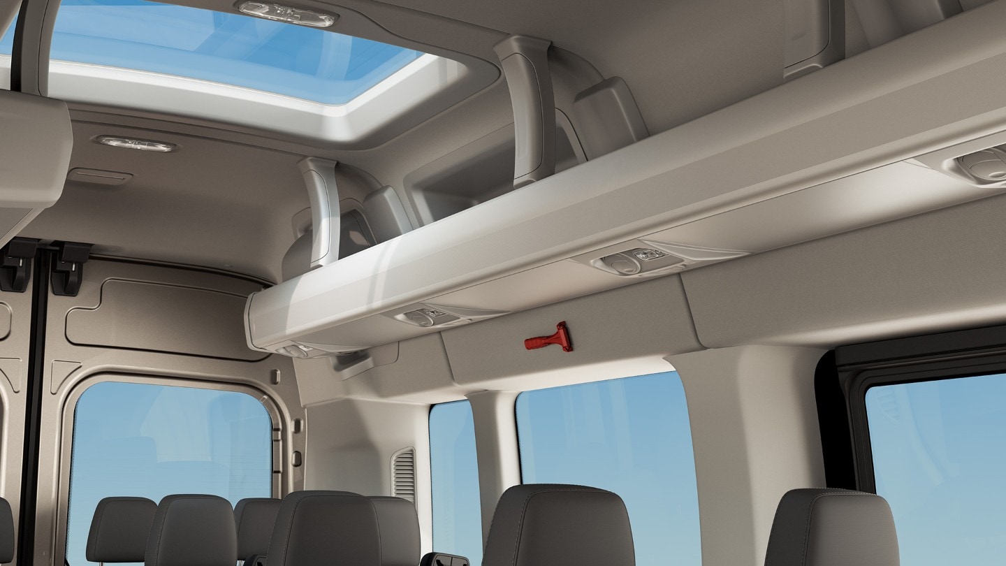 Ford Transit Minibus, vue de l’intérieur sur le compartiment passagers avec fenêtre de toit et possibilité de rangement