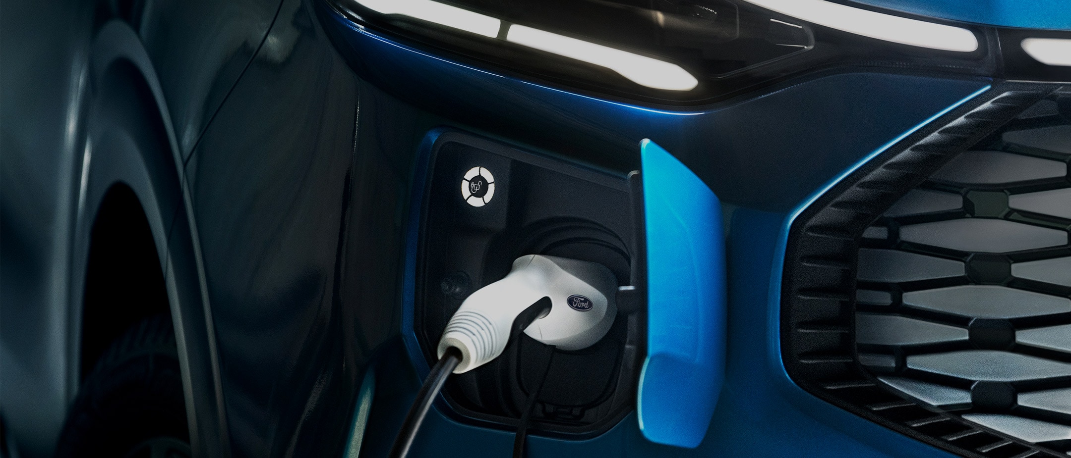 Gros plan sur un Ford E-Transit Custom couleur bleue, au chargement