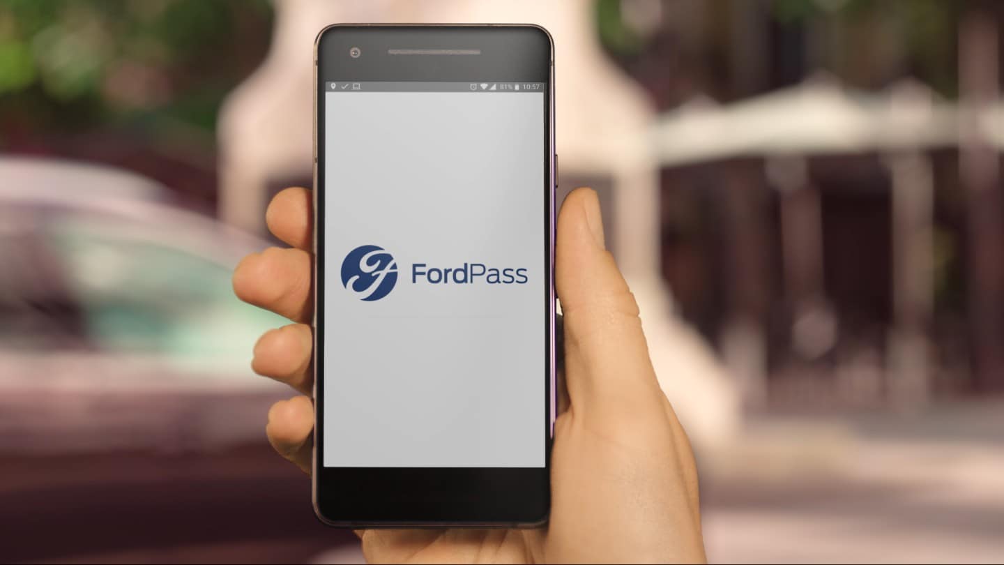 Main tenant un smartphone avec application FordPass