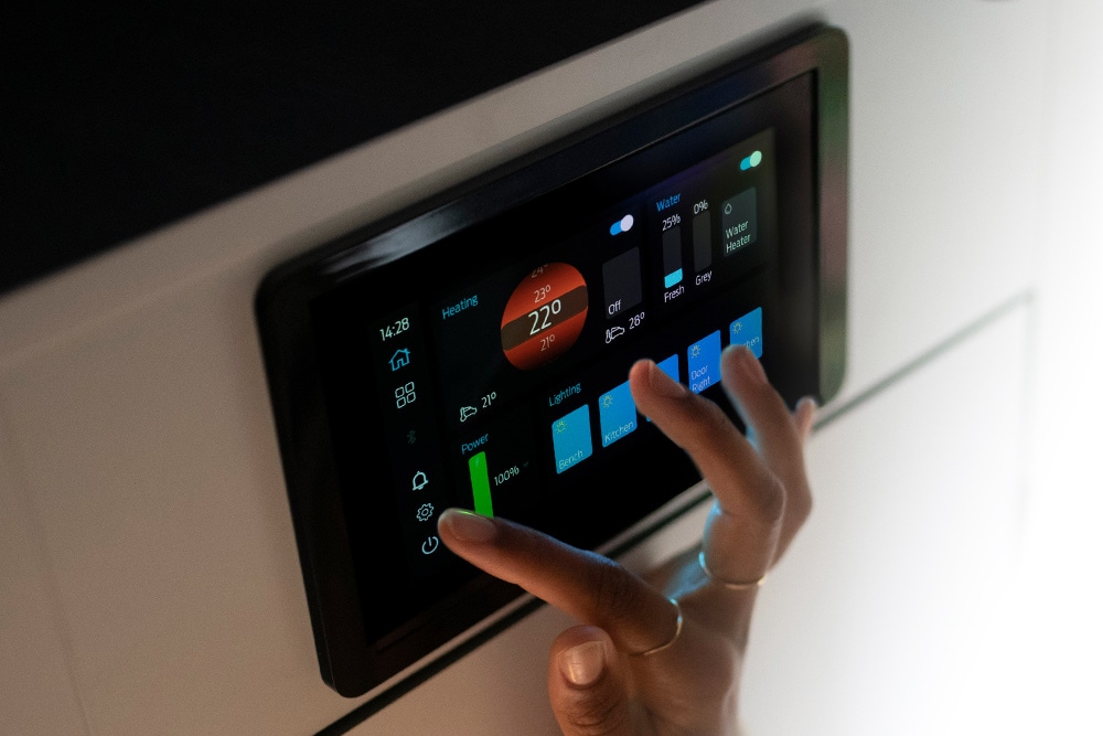 Une personne utilise l’onglet de connectivité du Ford Nugget.