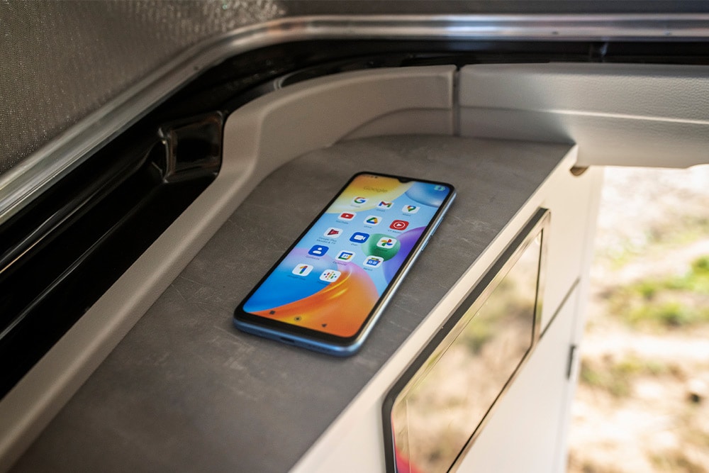 Un smartphone se trouve à l’intérieur du Ford Nugget.