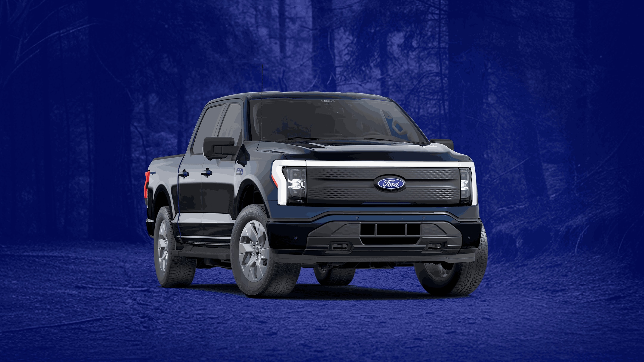 Ford F-150 Lightning sur fond bleu avec forête