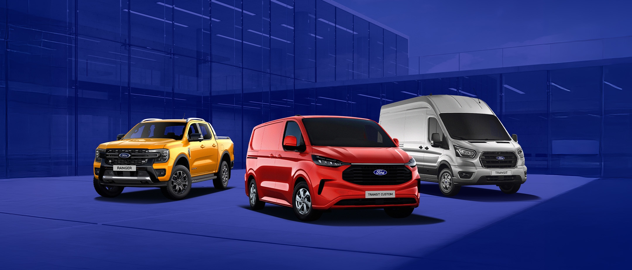 Ranger jaune, Transit Custom rouge et Transit blanc sur fond bleu