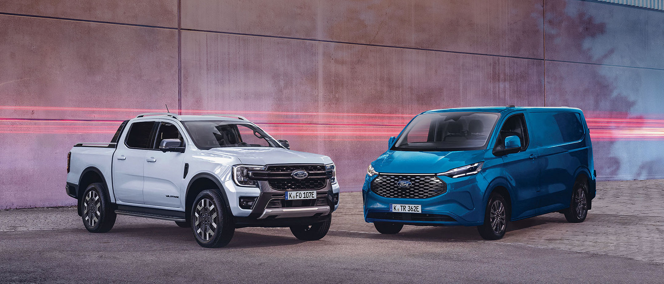 Ford Ranger bianco e E-Transit Custom blue posizionati uno di fronte all’altro.