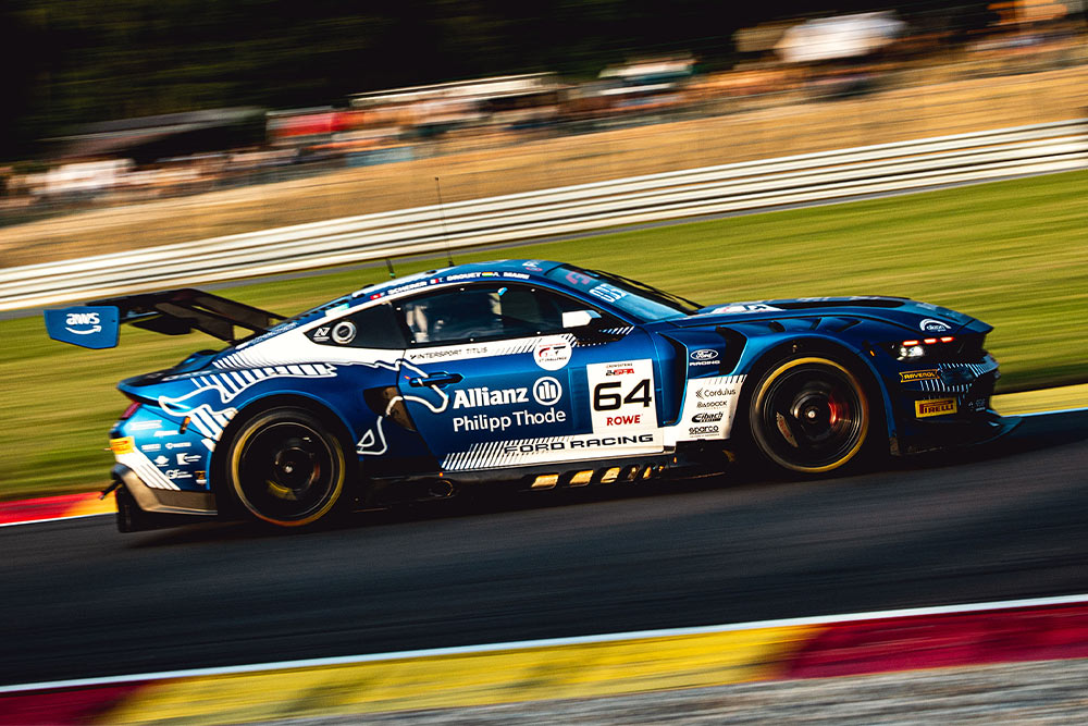 Une Ford GT aérodynamique avec un grand aileron arrière file sur la piste.