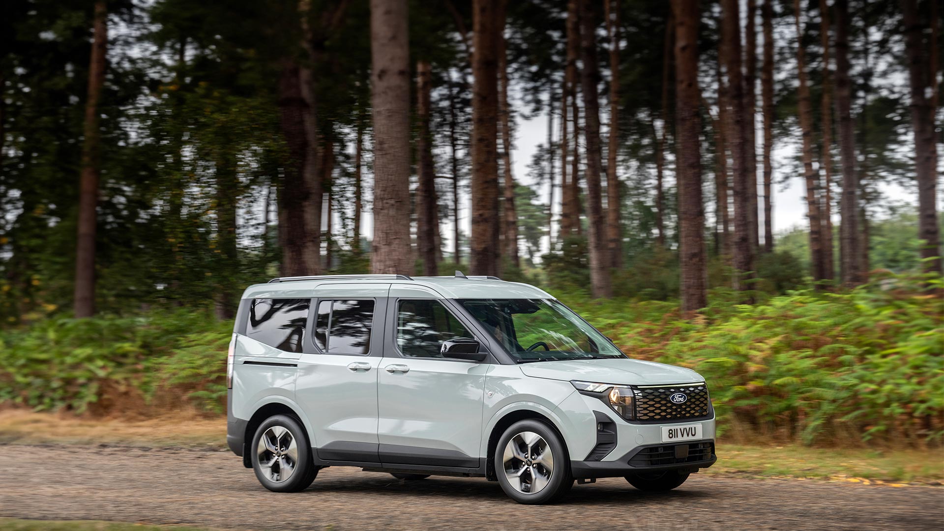 Une Ford E-Tourneo Courier garée dans une rue.