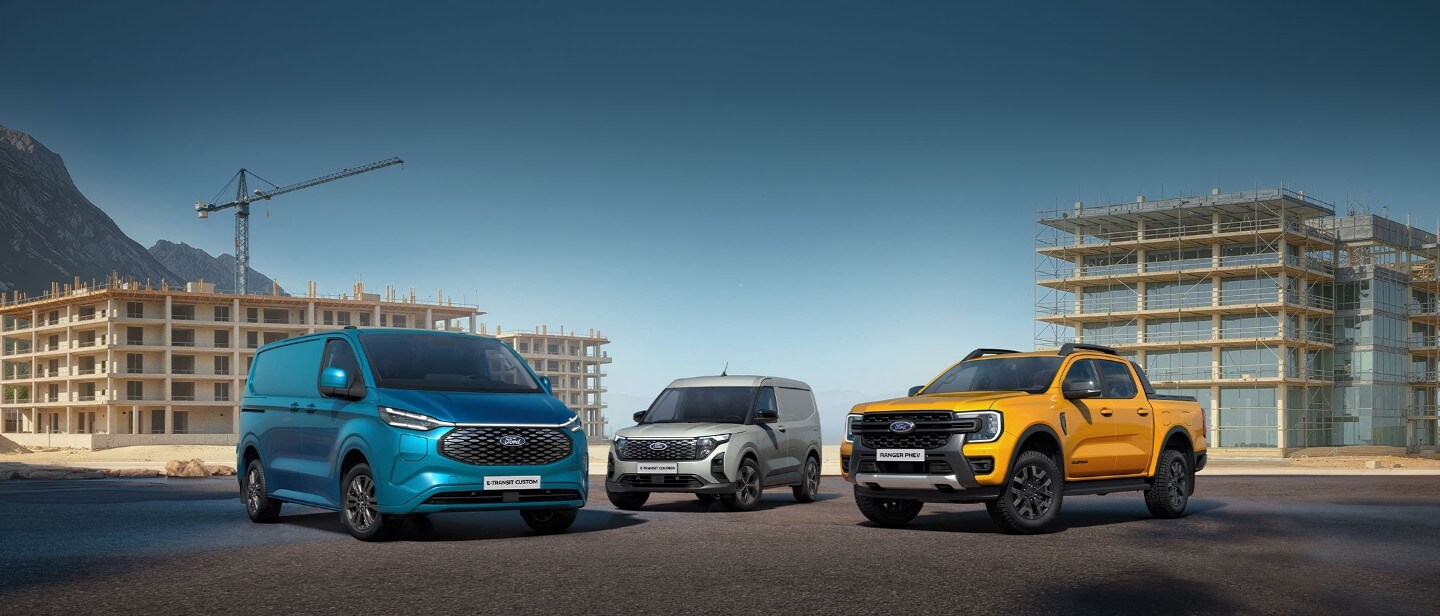 Un Ford E-Transit Custom, un Ford E-Transit Courier et un Ford Ranger PHEV stationnés sur une route.