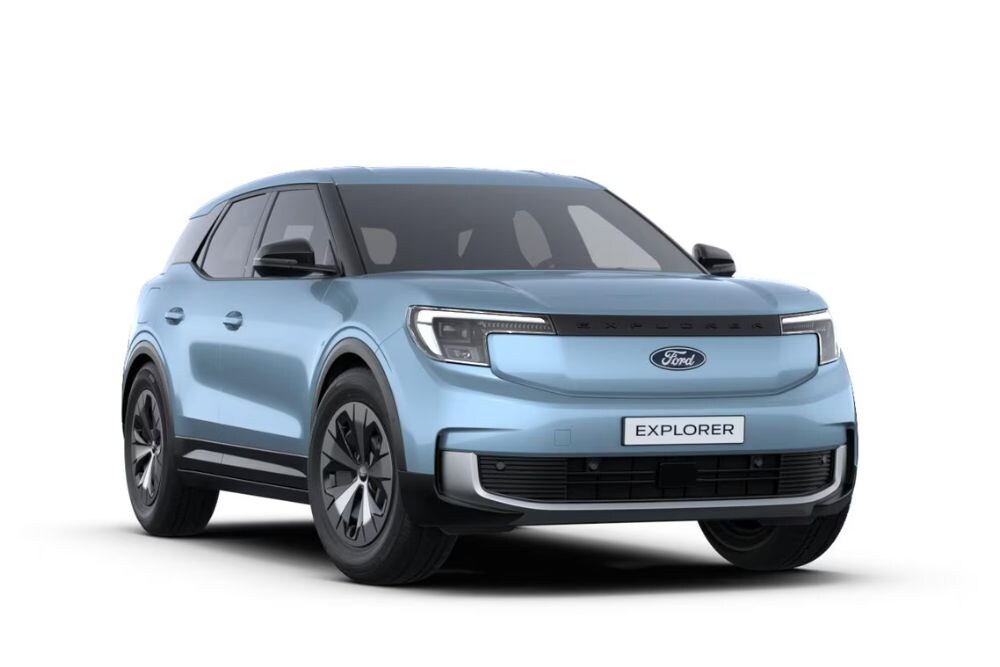 Ford Explorer électrique en Arctic Blue Metallic, vue de trois quarts avant