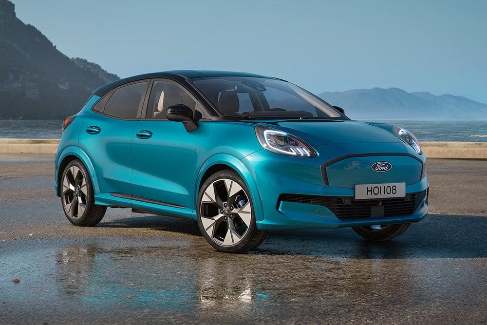 Une Ford Puma Gen-E garée dans une rue.