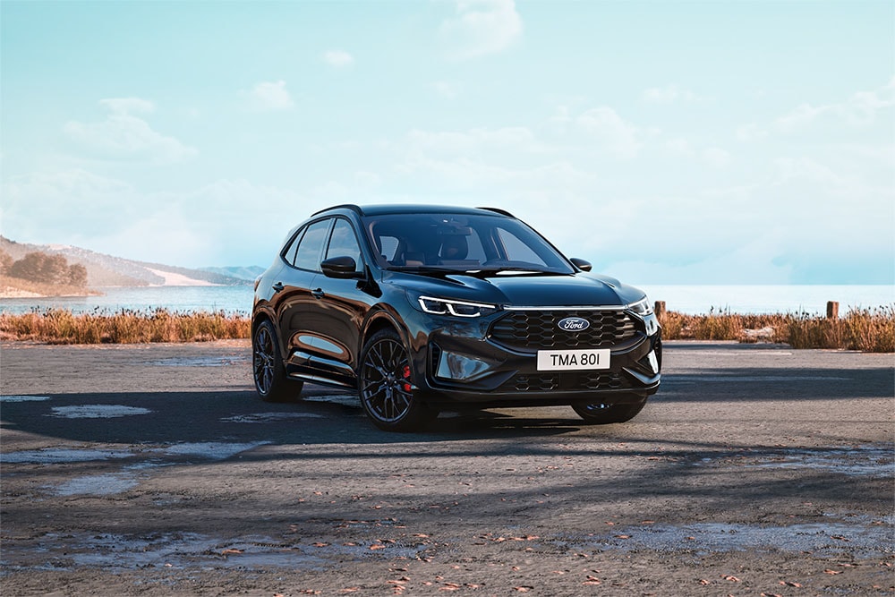 Un Kuga Black Edition sur la route.