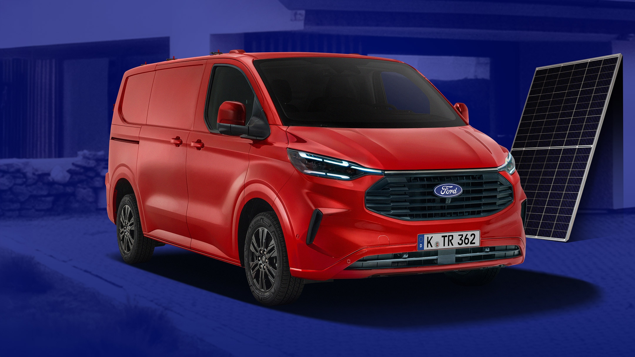 Ford Transit Custom rouge avec panneau solaire sur fond bleu