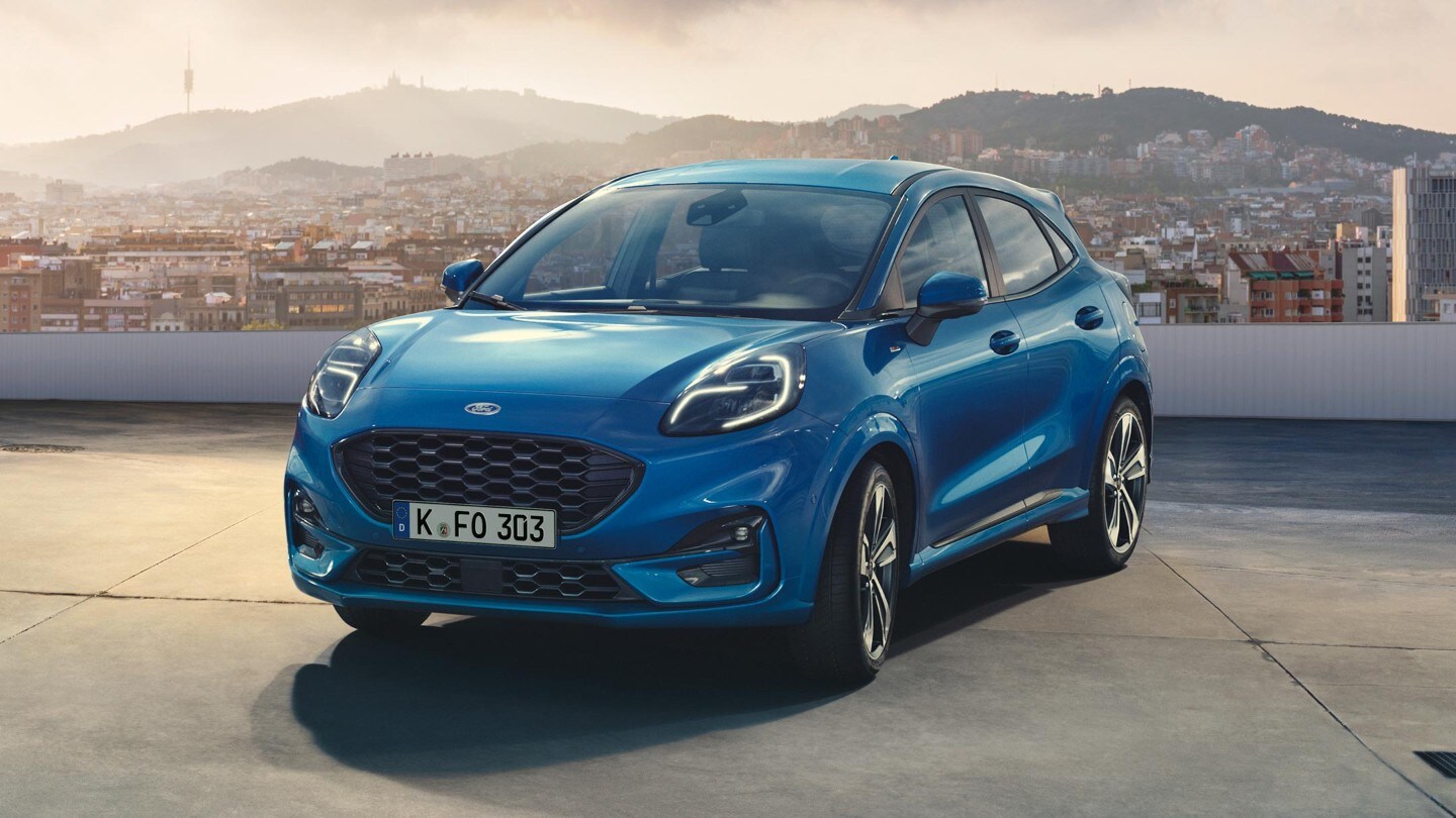 Ford Puma en bleu, ¾ vue de face debout sur un niveau de parking