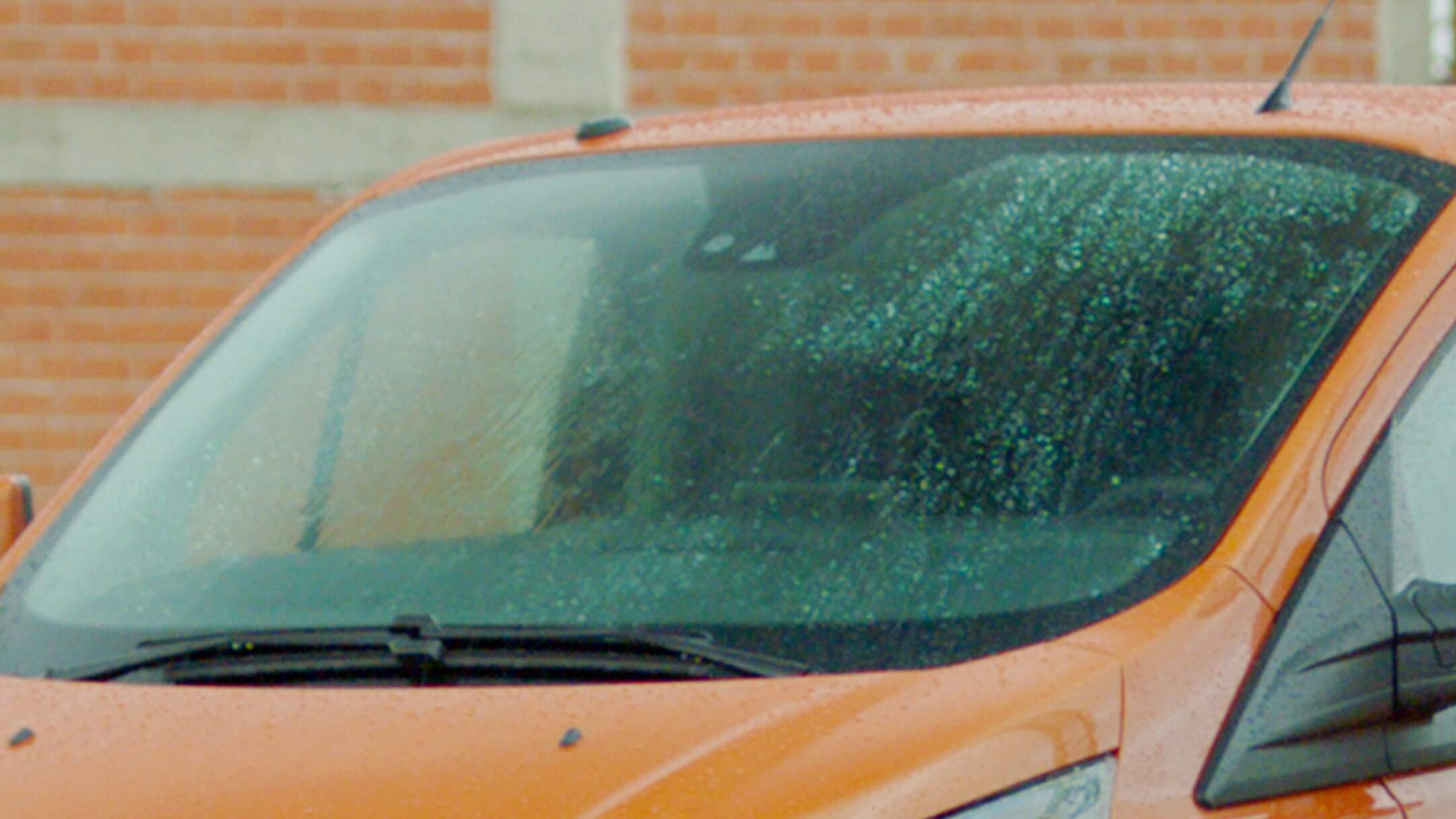 Ford Transit Custom couleur orange, vue du pare-brise en détail