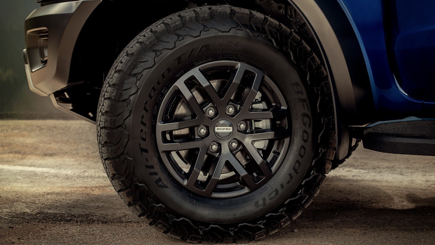 Ford Ranger couleur bleue, vue détaillée de la jante en alliage léger