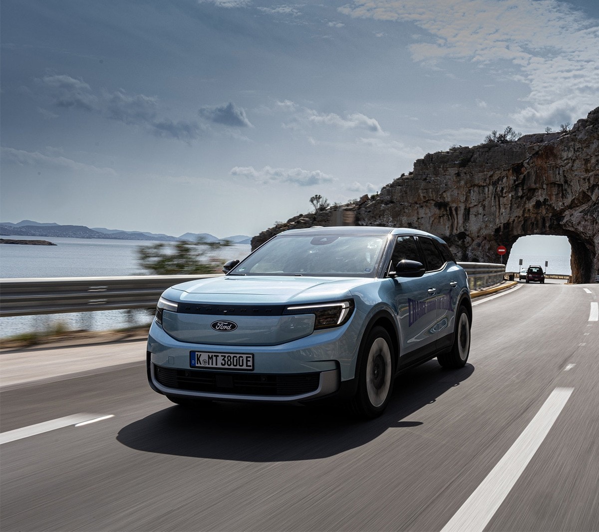 L’Explorer entièrement électrique roule sur une route côtière