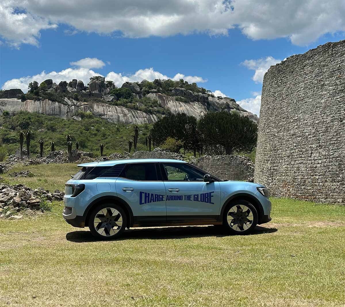 L’Explorer® à côté des ruines