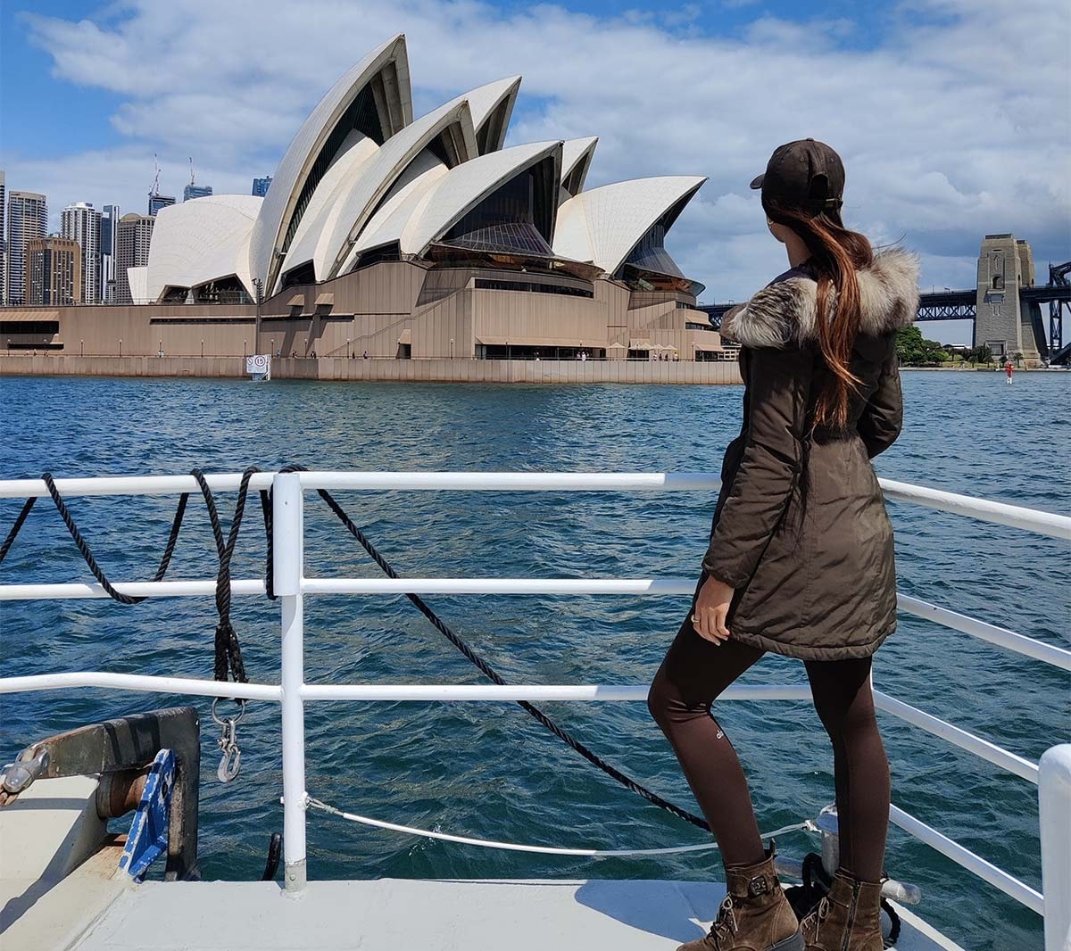 Lexie Limitless admire la vue – l’opéra de Sydney.