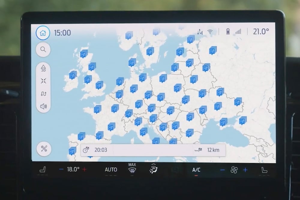 L’écran multifonction affiche une carte de l’Europe avec indications des stations de recharge BlueOval