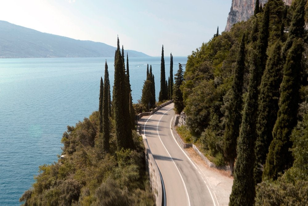 Vue aérienne d’une route côtière