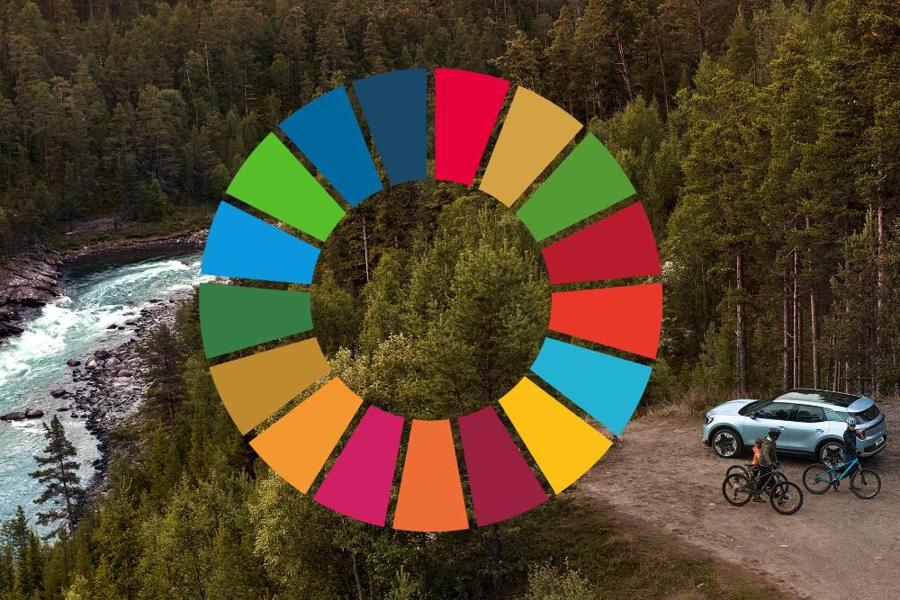Le nouveau Ford Explorer, couleur bleu clair, vue aérienne, garé dans la forêt au bord d’une rivière avec deux vététistes