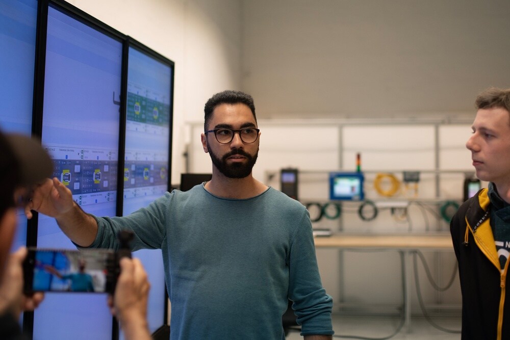 Un homme explique à son équipe un graphique affiché à l’écran