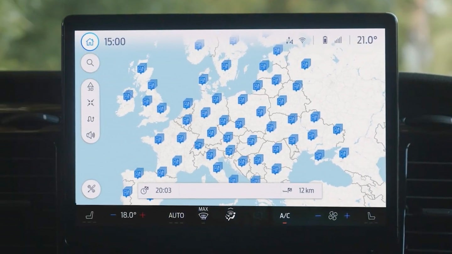 L’écran multifonction affiche une carte de l’Europe avec indications des stations de recharge BlueOval
