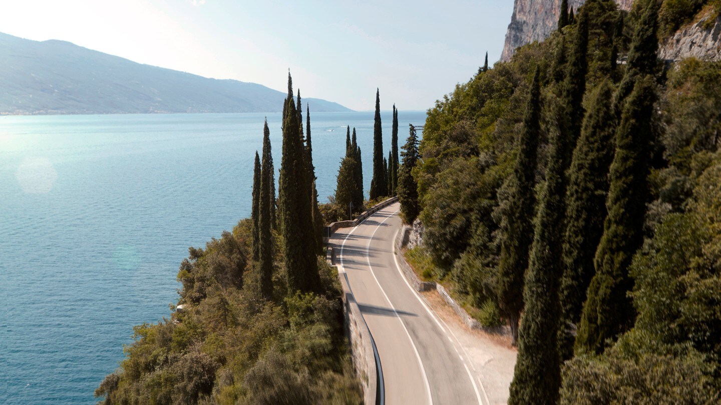 Vue aérienne d’une route côtière