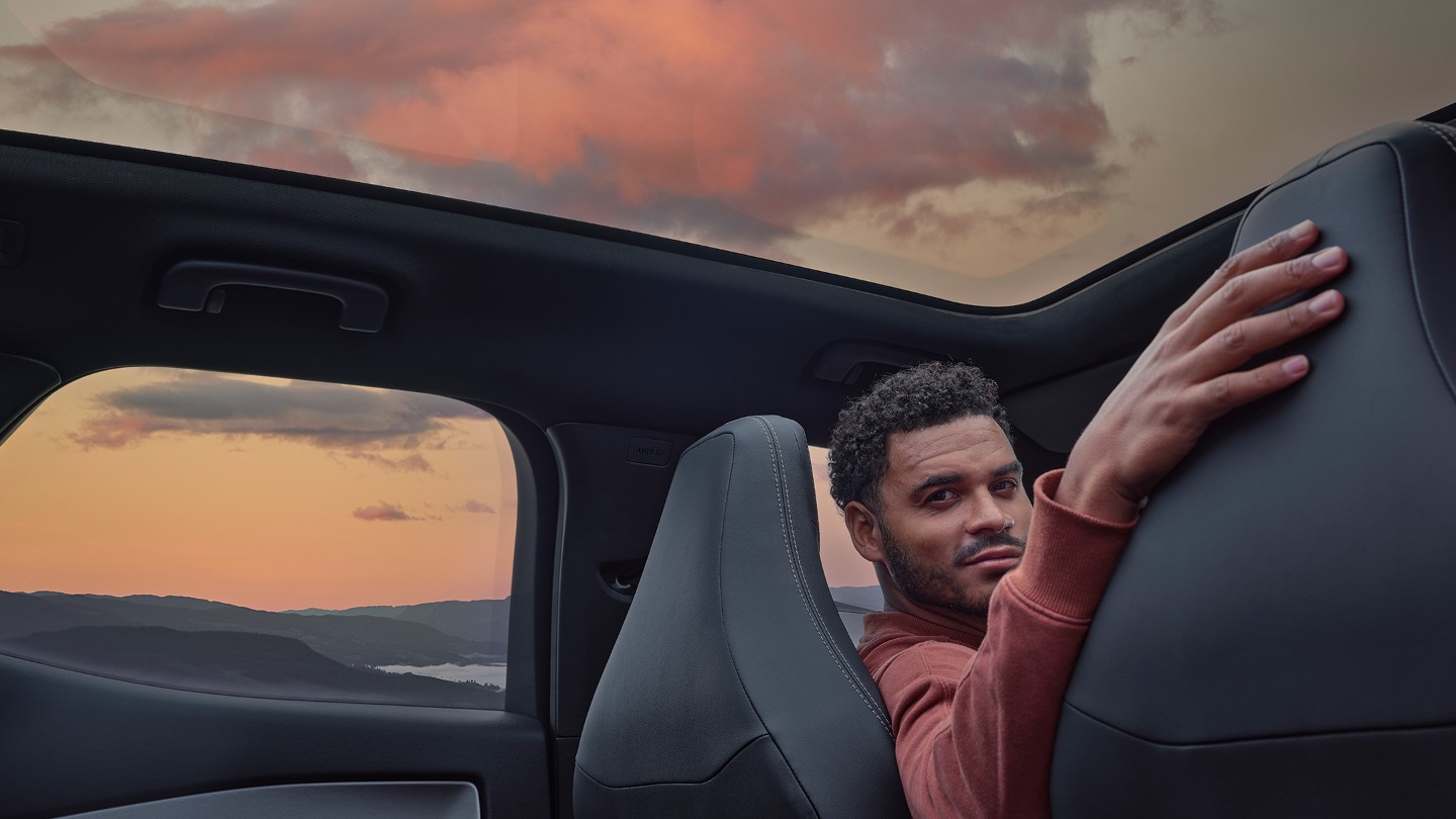 Vue de l’intérieur, de la banquette arrière vers le conducteur