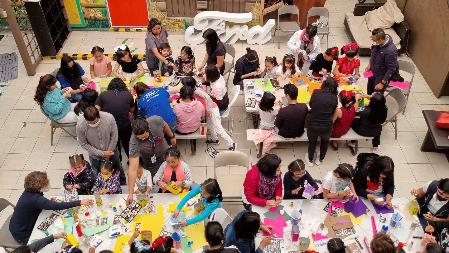 Vue aérienne d’un grand groupe d’enfants bricolant avec des animateurs