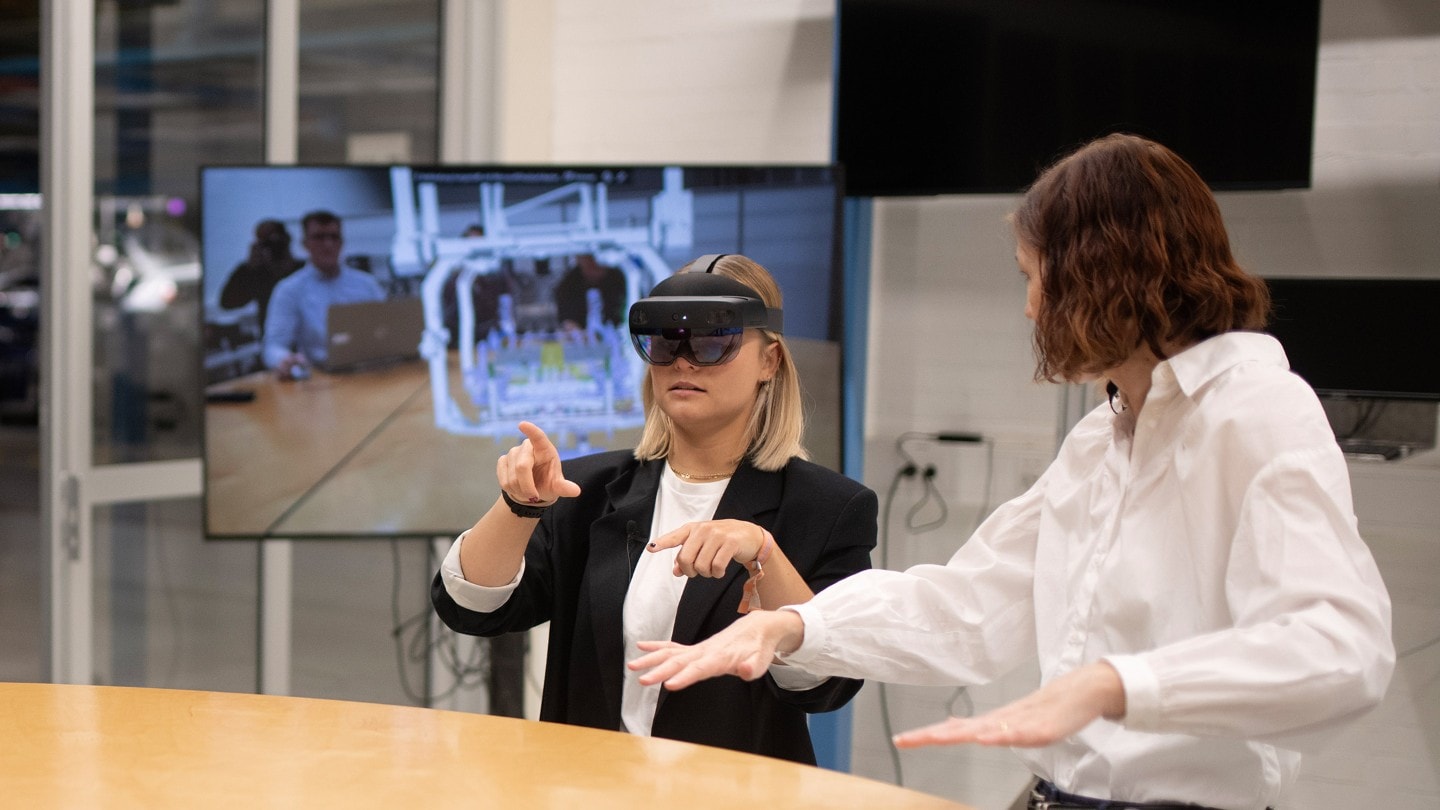 Deux femmes élaborent des solutions à l’aide de lunettes RV