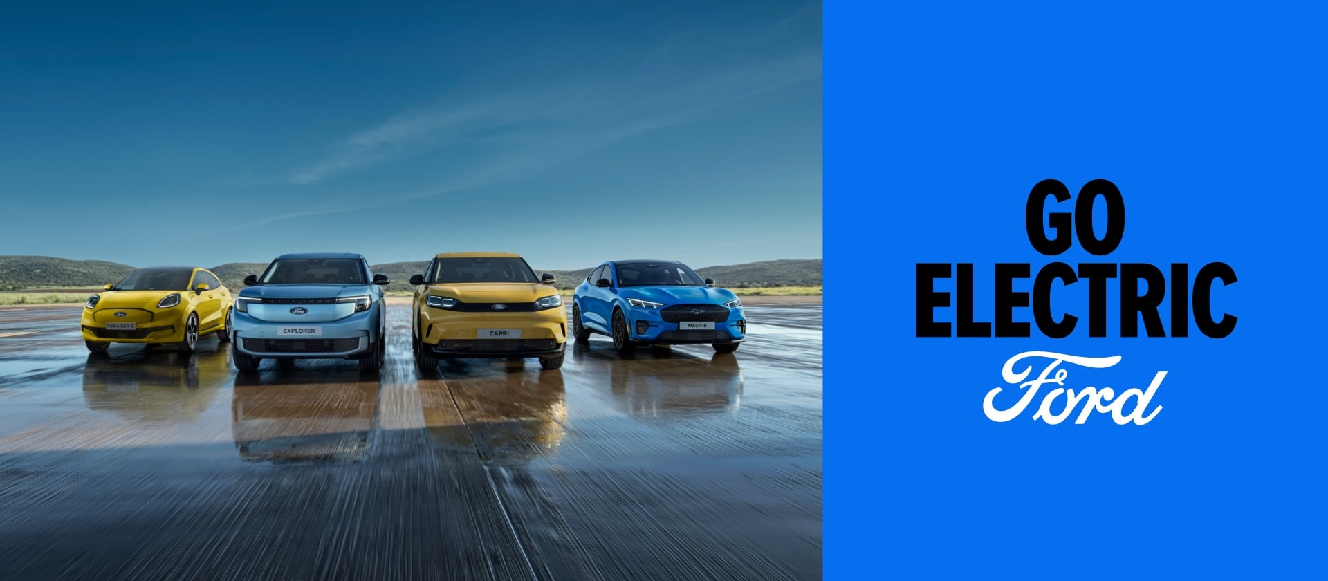 Un Ford Puma Gen-E, un Ford Explorer, une Ford Capri et une Ford Mustang Mach-E alignés sur une piste de décollage, à côté d’un slogan Go Electric sur fond bleu.