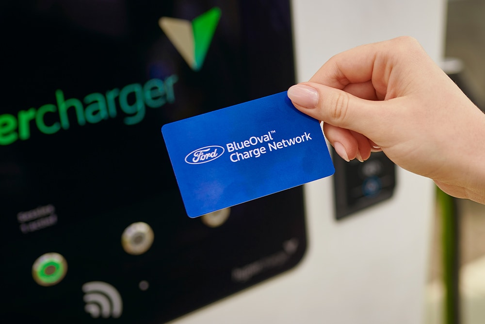 Une carte (RFID) du BlueOval™ Charge Network est utilisée pour payer facilement à une borne de recharge publique.