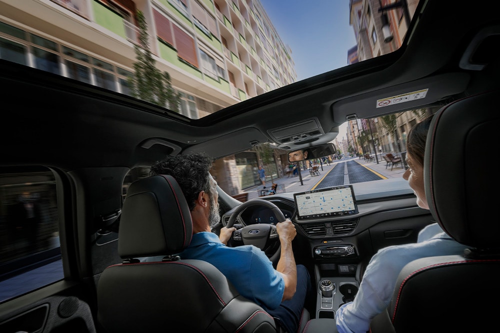 Vue intérieure d’un véhicule Plug-in-Hybrid Ford avec navigation embarquée. 