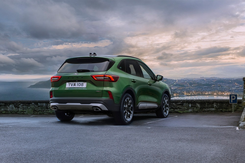 Vue arrière d’un Ford Kuga hybride autorechargeable.