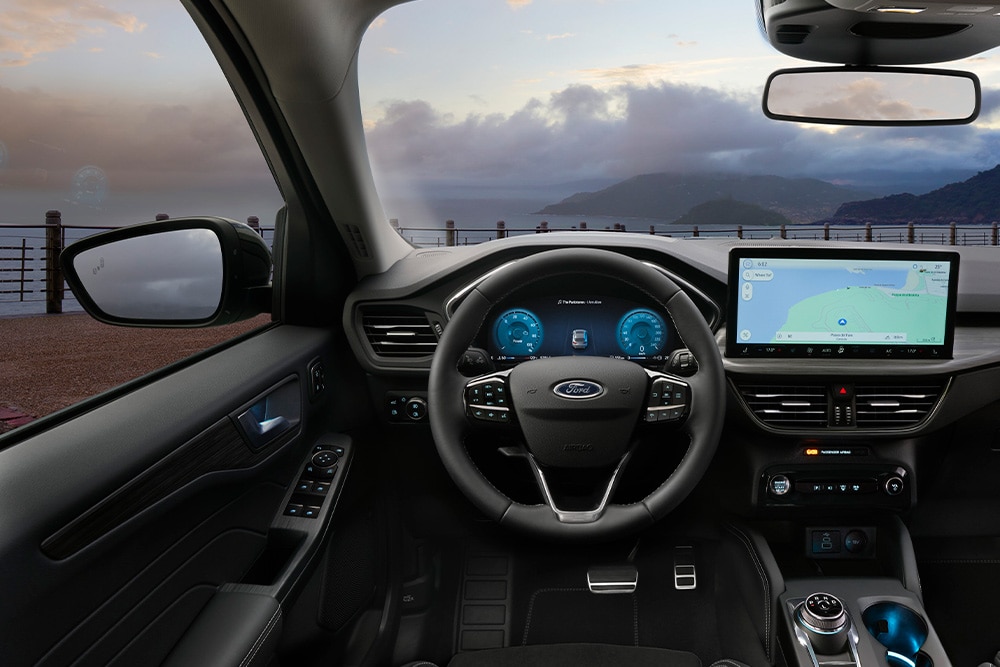 Habitacle d’un véhicule hybride Ford autorechargeable et écran de navigation.