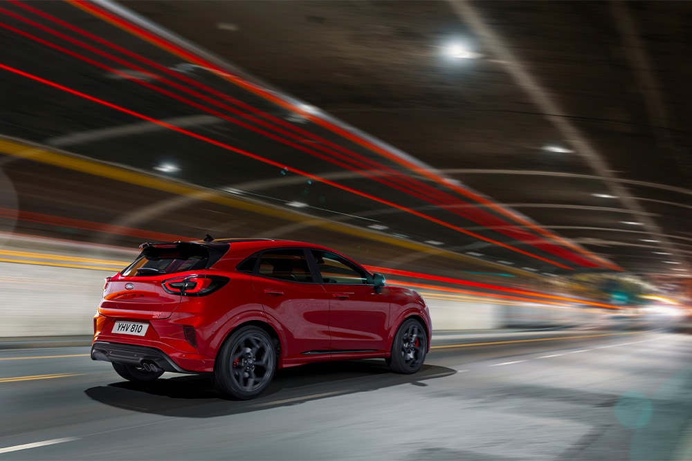 Une Ford Focus Mild Hybrid roule dans un tunnel. 