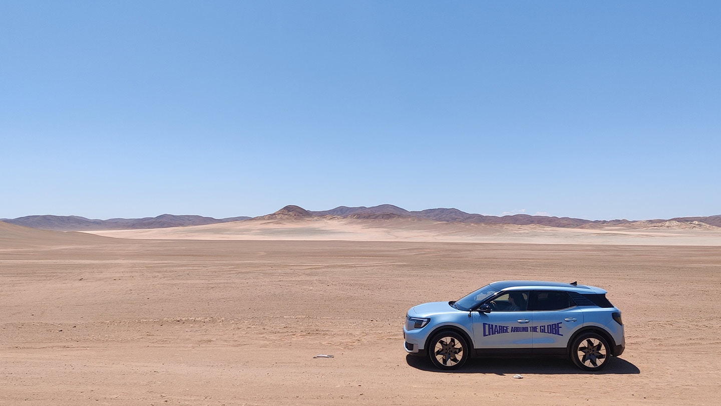 Le Ford Explorer entièrement électrique traversant le désert lors du défi «Charge Around the Globe».