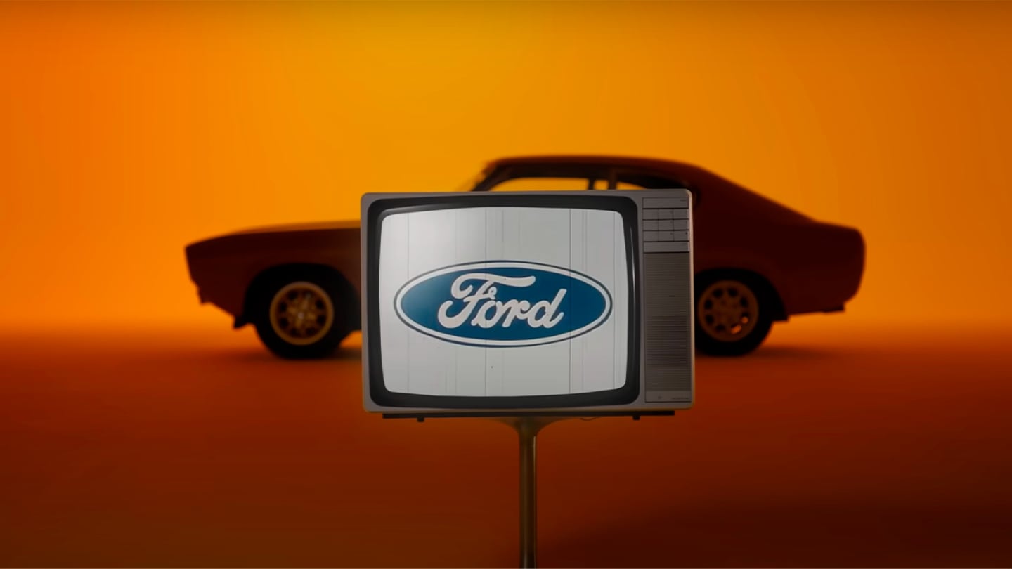 Aperçu de la Ford Capri classique et de sa transformation en Ford Capri électrique. 