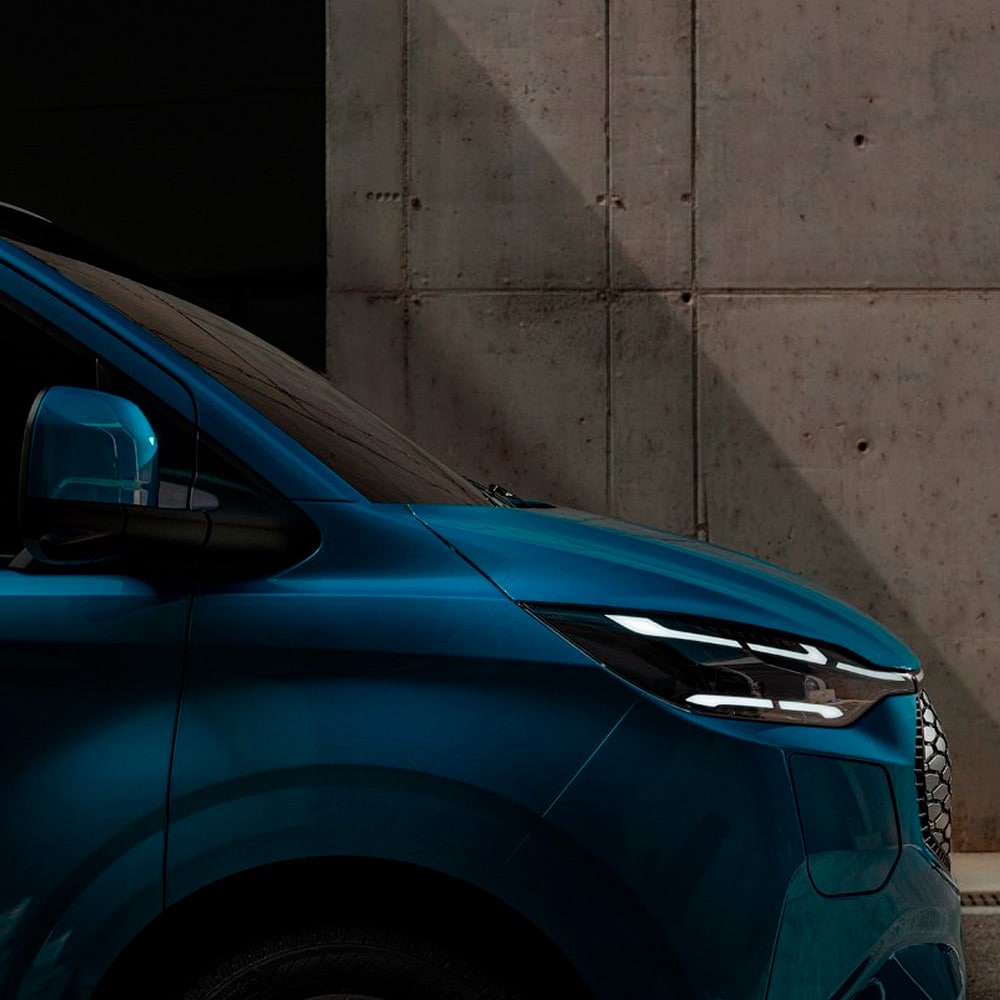 Gros plan d’un véhicule utilitaire électrique Ford de couleur bleue.