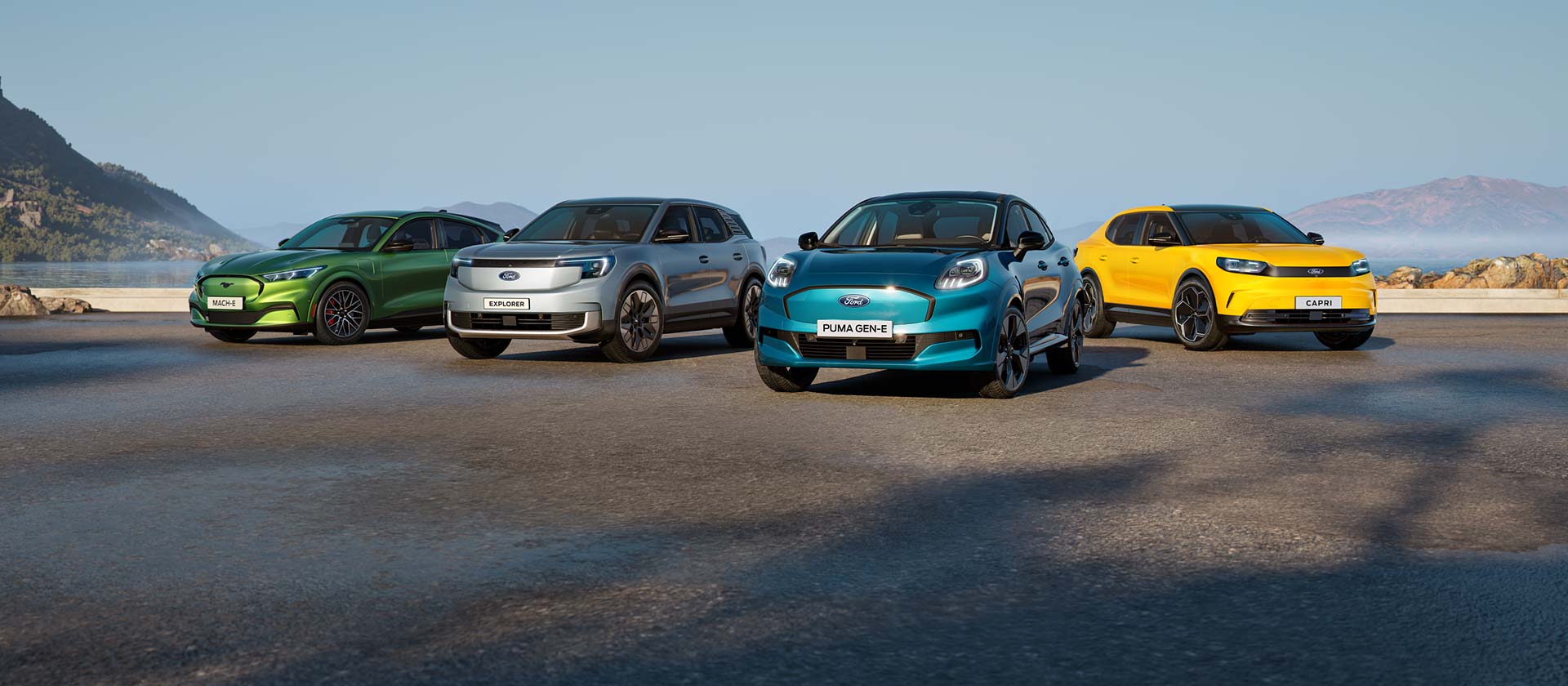 Une collection de différentes voitures électriques Ford garées dans un paysage côtier accidenté.