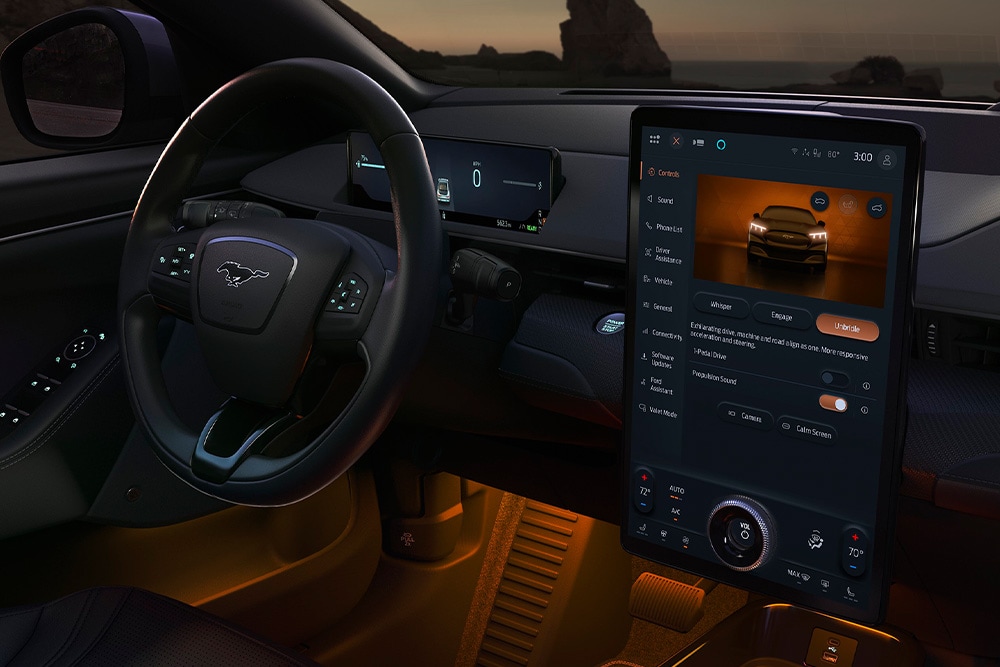 Vue intérieure du tableau de bord et du volant d'un véhicule électrique Ford.