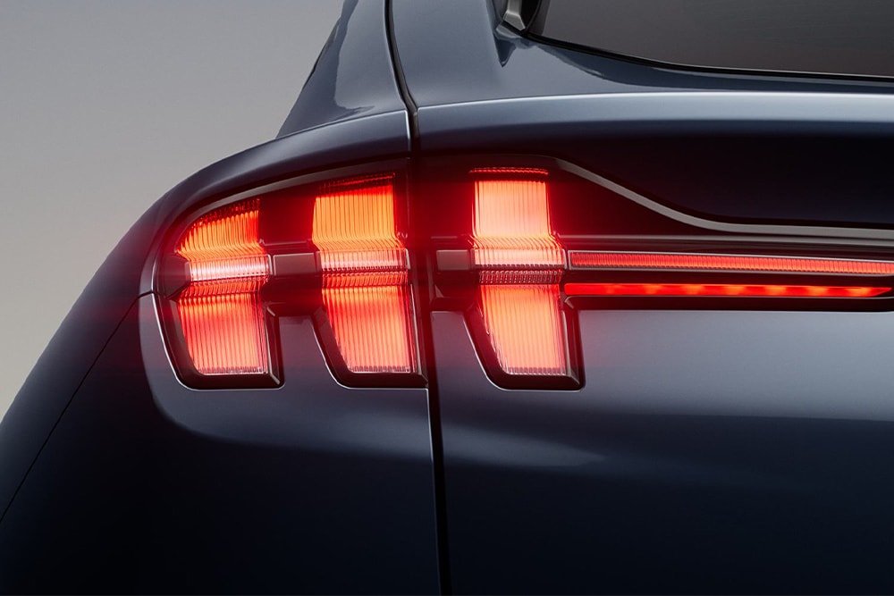 Vue arrière d'un véhicule électrique Ford noir.