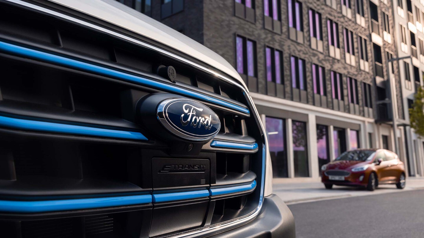 Ford E-transit vue détaillée calandre avec Prise de charge