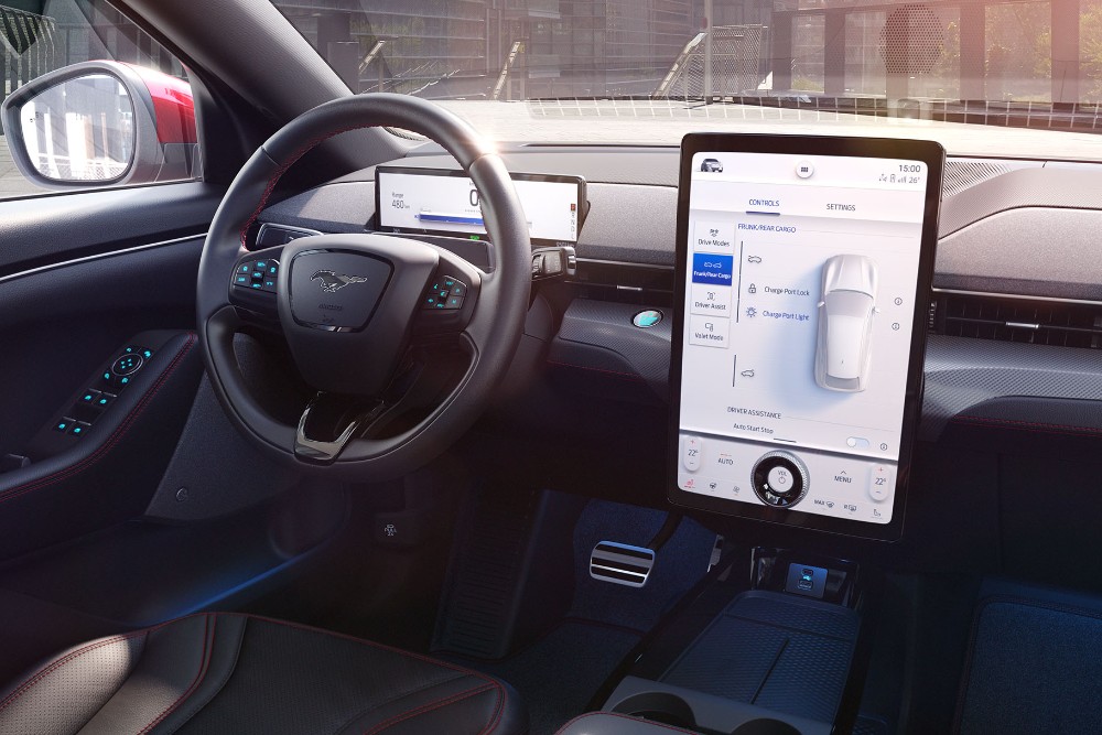 Ford Mustang Mach-E. Vue détaillée de l’habitacle avec volant et écran tactile Ford SYNC 4A
