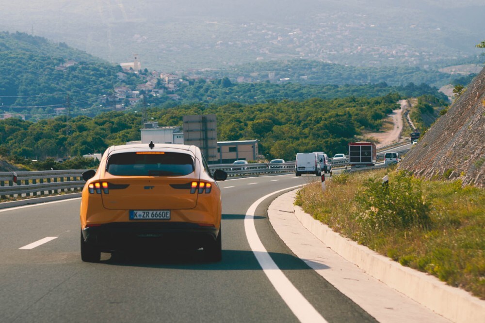 Ford Mustang Mach-E roulant sur l'autoroute